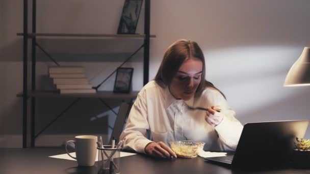 Snelle maaltijd op de werkplek stoppen met eten — Stockvideo