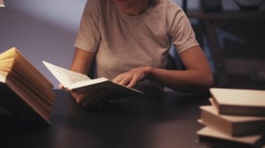 Gece eğitimi, kitap okuma, öğrenme.