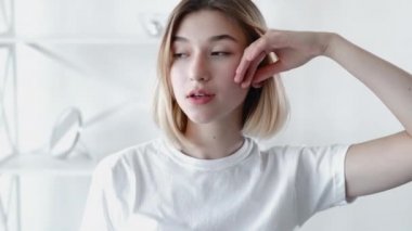 Temiz yüz modeli. Sabah tazeliği. Rahat kız.