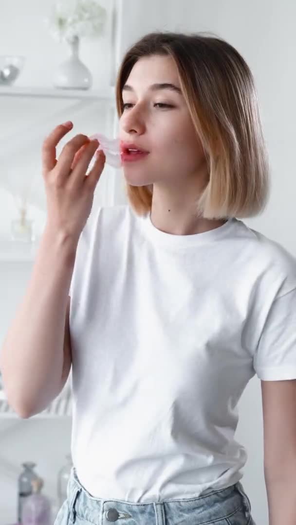 Lipmasker gezichtsbehandeling vrouw hyaluronische patch — Stockvideo