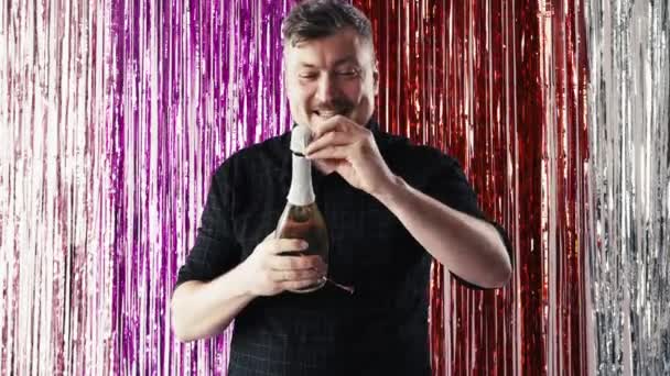 Party gratuluje přátelský muž šťastný oslavu — Stock video