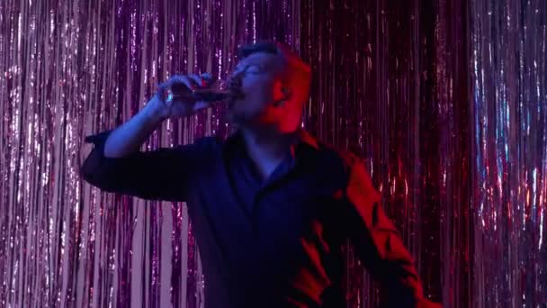 Pesta klub malam pria mabuk perayaan meriah — Stok Video
