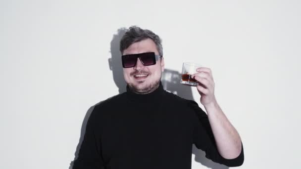 Party toast pozdrav muž šťastné výročí — Stock video