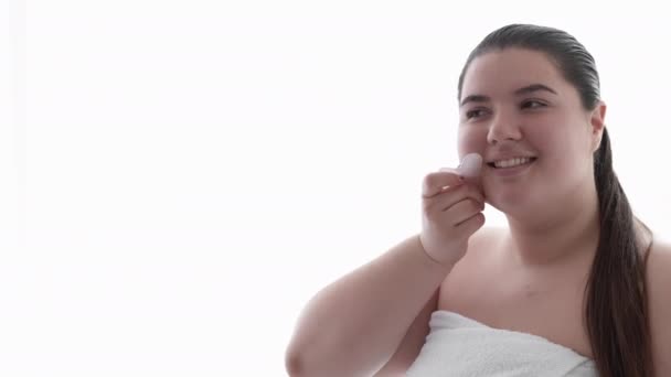 Gua sha facial massage overweight woman face tool — Stockvideo