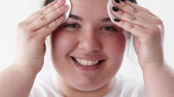 Limpieza de la piel cuidado facial mujer obesa cara limpia — Vídeos de Stock