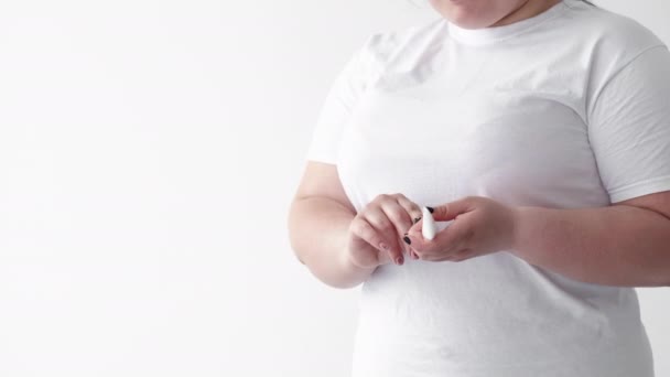 Ruka hydratační nadváha žena pleťový krém — Stock video