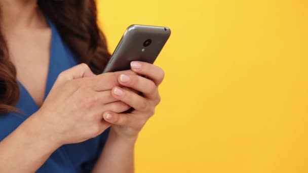 Мобильная связь социальные сети девушка руки телефон — стоковое видео