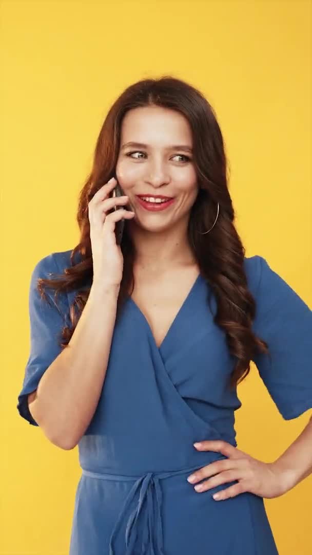 Conversa móvel mulher feliz curioso telefone falar — Vídeo de Stock