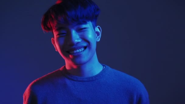 Glada människor neon ljus ansikte röd blå leende kille — Stockvideo