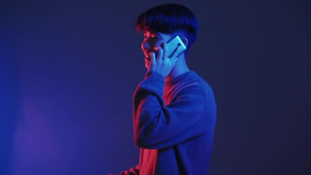 Нічний телефонний дзвінок неонове світло люди червоний синій хлопець — стокове відео