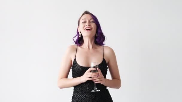 Narozeninový pozdrav šťastná žena slavnostní přípitek — Stock video
