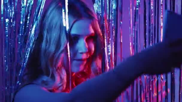 Festiv fotografie neon lumina femeie noapte club petrecere — Videoclip de stoc