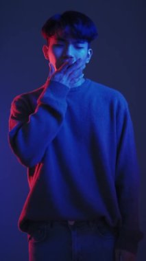 Uykusuz gece uykusuzluk yorgunluğu neon neon yorgun adam