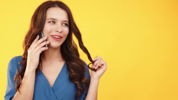 Llamada telefónica conversación romántica mujer coqueteando — Vídeo de stock