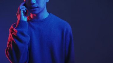 Dolandırıcılık çağrısı Neon sinirli adam telefonu