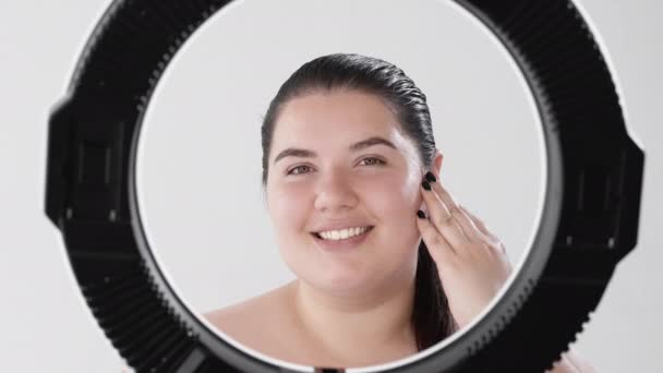 Mujer con sobrepeso cara belleza natural piel limpia — Vídeos de Stock