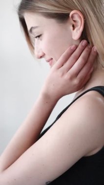 Doğal kadın güzellik utangaç, gülümseyen kadın temiz yüz.