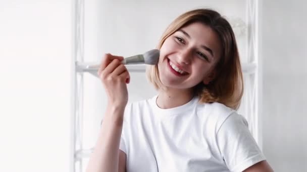 Make-up rutina krása péče žena tvář prášek štětec — Stock video