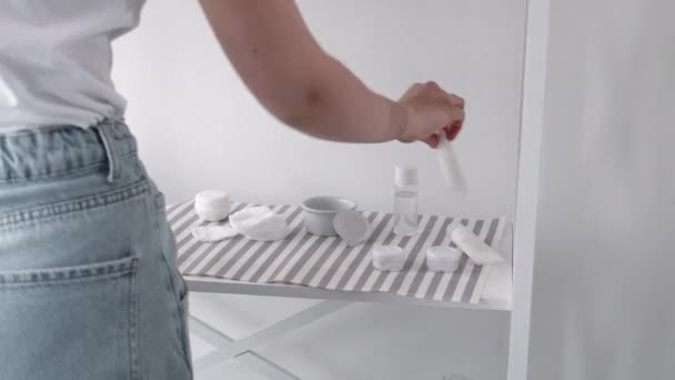 Handpflege Haut feuchtigkeitsspendende Frau Anwendung Lotion — Stockvideo