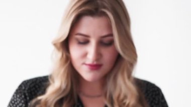 Vücudu rahatsız eden obezite sorunu olan endişeli bir kadın