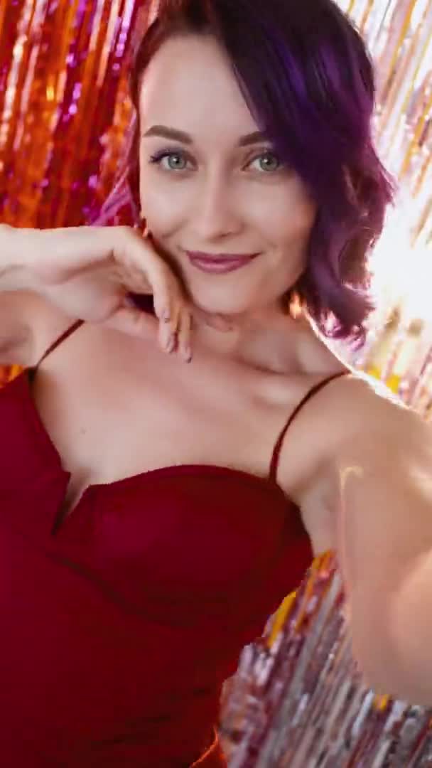 Strana video krásná žena slavnostní vzhled dovolená — Stock video