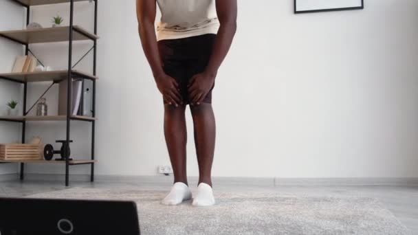 Tembel spor gelişigüzel siyahi erkek fitness başlatıcısı — Stok video