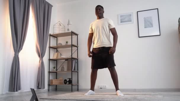 Casa formação feliz homem negro desfrutando de esporte — Vídeo de Stock