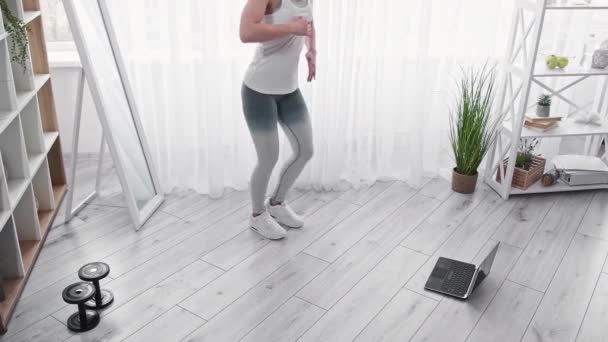 Lekcje tańca video streaming online kobieta laptop — Wideo stockowe