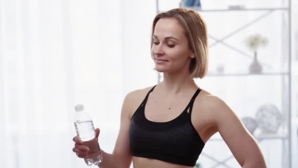 Sport hidratáció fitness víz nő gazdaság palack — Stock videók