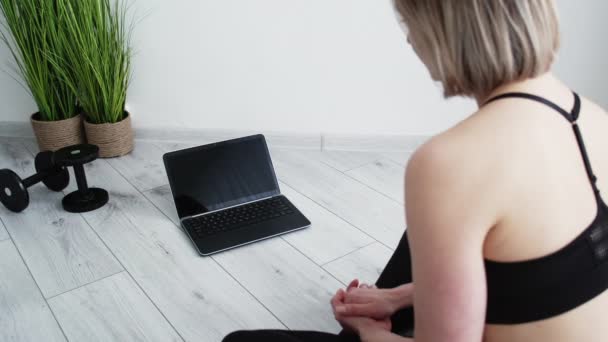 İnternet eğitimi için uygun kadın dizüstü bilgisayar — Stok video