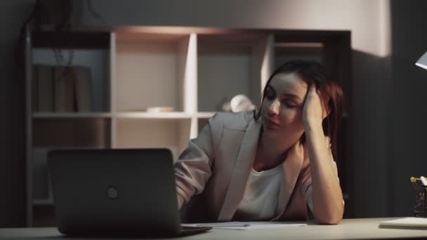 Overwork fatigue tired woman yawning — Stock Video