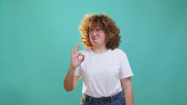 Okay gesture plus size girl healthy diet hand sign — Vídeo de stock