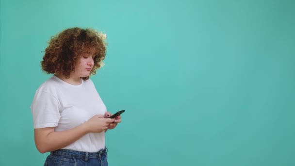 Mulher com sobrepeso dieta app mobile smartphone digitação — Vídeo de Stock