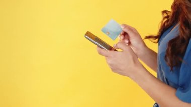 Mobil bankacı kadın kredi kartı akıllı telefonu kullanıyor.