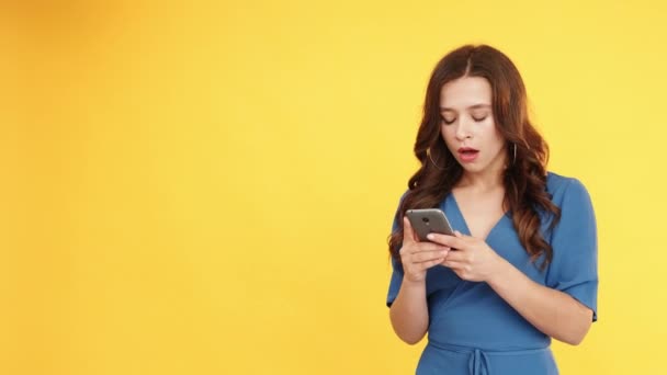 Conflito online internet ansiedade mulher irritada telefone — Vídeo de Stock