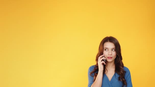 Celular surpresa publicidade fundo mulher telefone — Vídeo de Stock