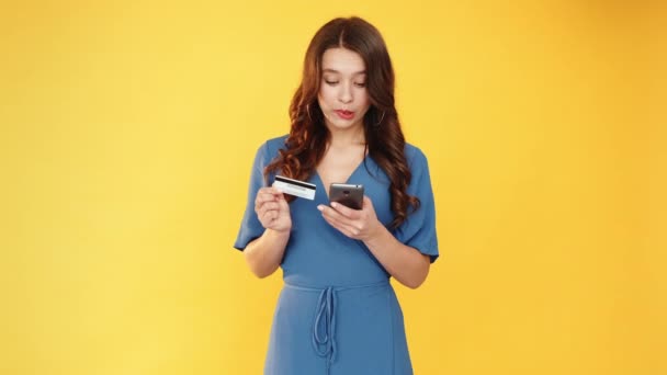 Digitální bankovnictví žena kreditní karty telefon set of 2 — Stock video