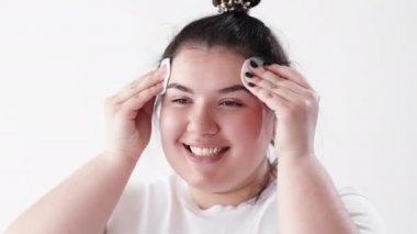 Yüz temizleyici cilt bakımı aşırı kilolu kadın