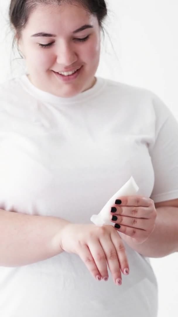 Hand care skin nourishing obese female model cream — Stockvideo