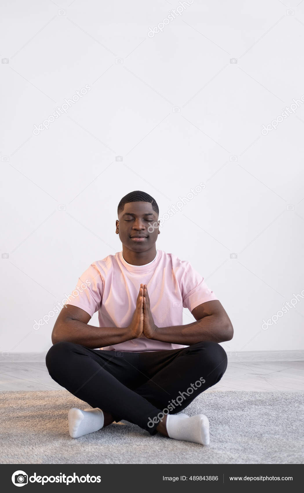 Harmonia relaxar calma homem negro prática de ioga casa fotos, imagens de ©  golubovy #489843886