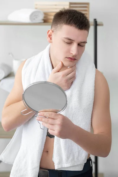Homme matin routine quotidienne rasage peau propre visage — Photo