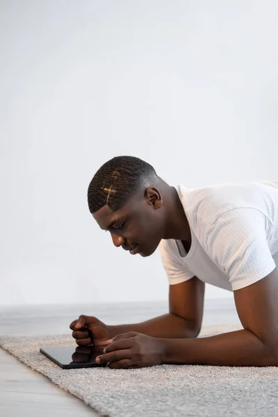 Plank workout zwart man online gym sterk lichaam — Stockfoto