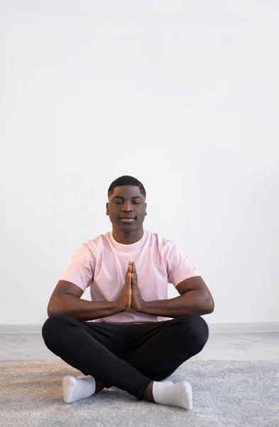 Harmonia relaxar calma homem negro prática de ioga casa — Fotografia de Stock