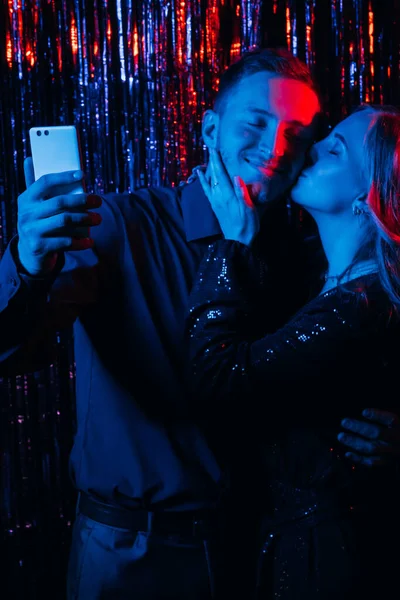 Strana selfie virtuální oslava neon pár telefon — Stock fotografie