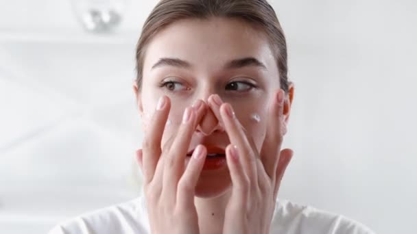 Huid hydraterende gezichtsverzorging vrouw aanbrengen crème — Stockvideo