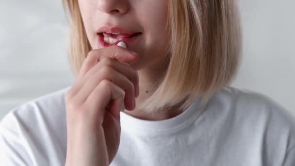 Φροντίδα των χειλιών ενυδατική υγιεινής κορίτσι εφαρμογή βάλσαμο — Αρχείο Βίντεο