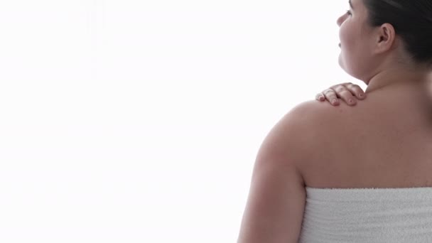 Уход за кожей тела положительный расслабленной толстой женщины — стоковое видео
