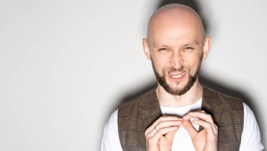 alaycı erkek psikolojisi, küçümseyen yüz.