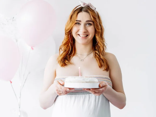 Bebek partisi mutlu kadın pastanesi — Stok fotoğraf
