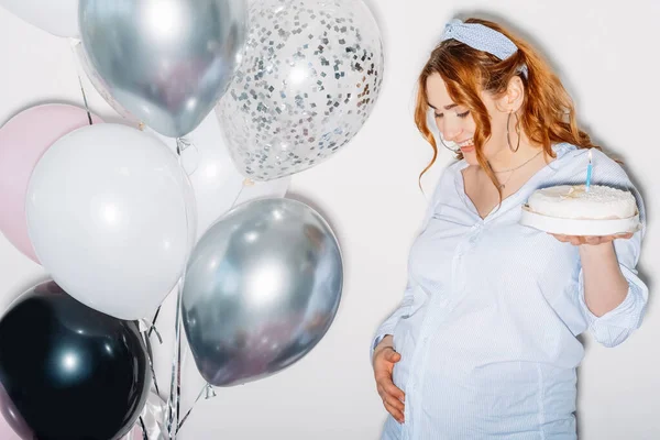 Bebek patlaması mutlu kadın hamilelik şenliğinin tadını çıkarıyor — Stok fotoğraf